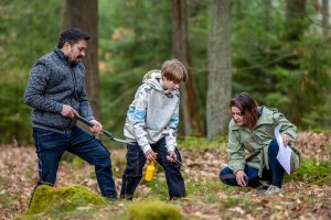V lese v Jevanech se 23. března 2025 natáčel seriál TV Nova Ulice. / Foto: TV Nova