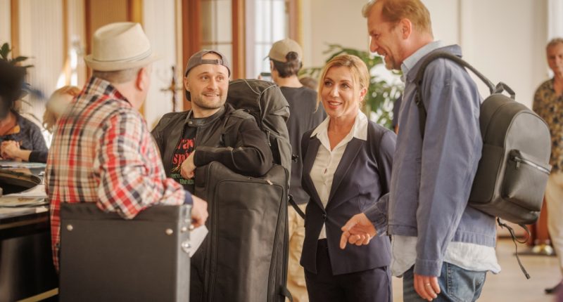 Šviháci Skupina s Gabrielou Dzuríkovou coby ředitelkou lázeňského hotelu (zdroj Bontonfilm)