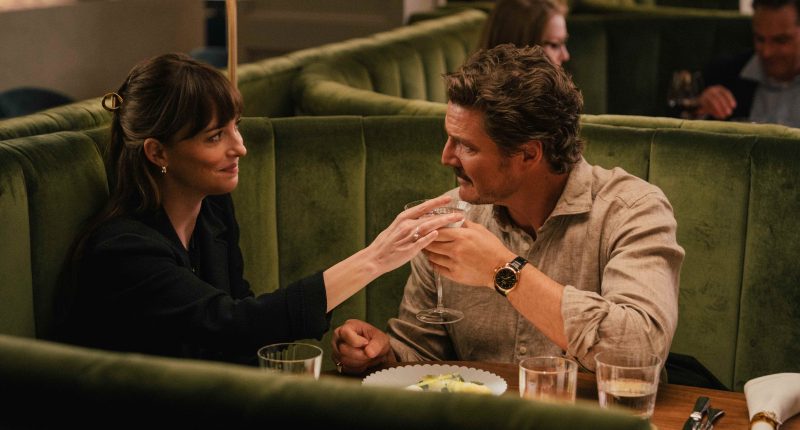 Dakota Johnson a Pedro Pascal ve filmu Dokonalá shoda / Foto: Falcon