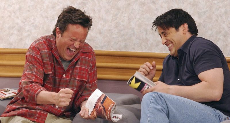 Improvizovaný moment Matthewa Perryho z finále Přátel získává po jeho smrti ještě tragičtější rozměr Přátelé / Foto: NBC