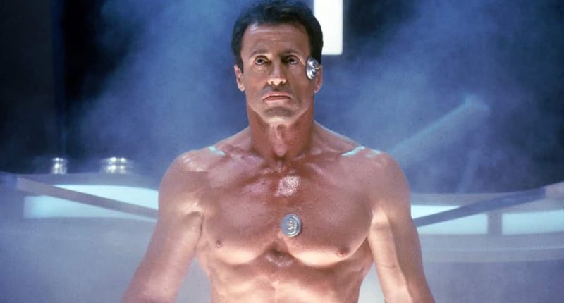 Sylvester Stallone přiznal nejnebezpečnější kaskadérské scény kariéry a jde z nich mráz po zádech Demolition man / Foto: Warner Bros. Pictures