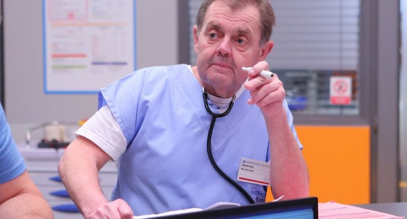 Zemřel herec a moderátor Mojmír Maděrič, legenda divadla, dabingu i televizní zábavy Mojmír Maděrič v seriálu Sestřičky Modrý kód / Foto: TV Prima