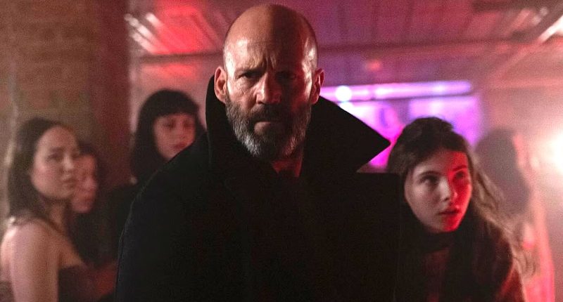 Jason Statham se v novém thrilleru Shelter vrací jako nekompromisní ochránce Shelter / Foto: Black Bear Pictures