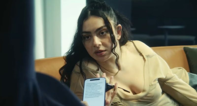 Film The Moment s Charli XCX ukazuje temnou stránku slávy a chaos v životě popové hvězdy The Moment s Charli XCX / Foto: A24