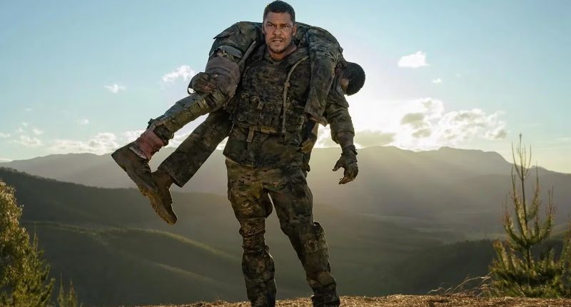Netflix sází na sílu jedné hvězdy. Válečné monstrum ukazuje Alana Ritchsona v roli poslední naděje Válečné monstrum / War Machine / Foto: Netflix