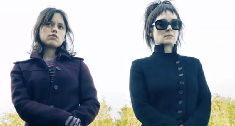 Velký návrat ikonické herečky. Winona Ryder míří do třetí série Wednesday a znovu se spojí s Burtonem Winona Ryder a Jenna Ortega ve filmu Beetlejuice Beetlejuice / Foto: Warner Bros. Pictures
