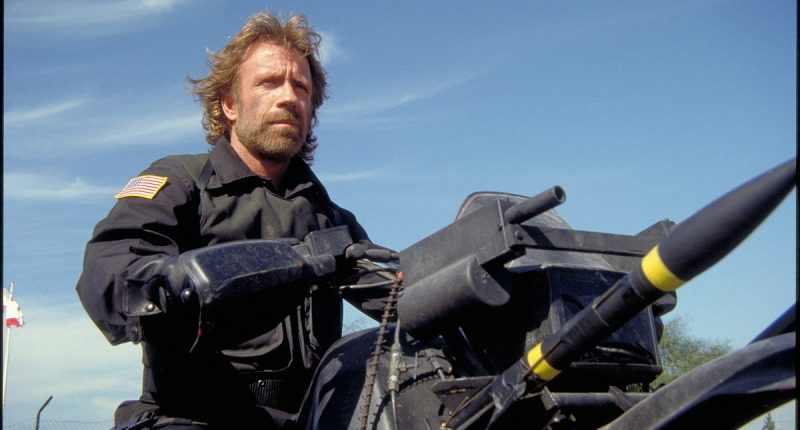 Zemřel herec a bojovník Chuck Norris, nesmrtelná legenda akčních filmů a seriálu Walker, Texas Ranger Chuck Norris ve filmu Delta Force / Foto: Cannon Group