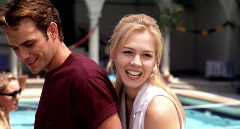 Natáčení seriálu Beverly Hills 90210 se Kelly alias Jennie Garth promítlo i do jejího osobního života Jennie Garth a Luke Perry v seriálu Beverly Hills, 90210 / Foto: Fox Network